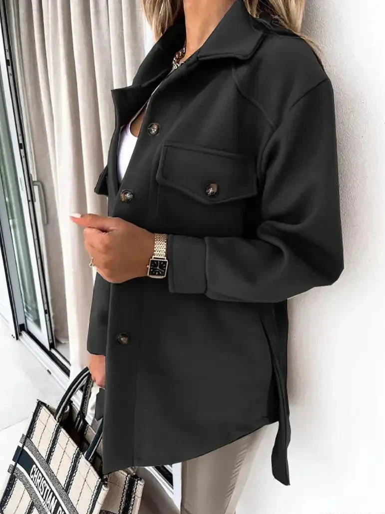 Sophie – Eleganter Hemdblusen-Mantel in Schwarz