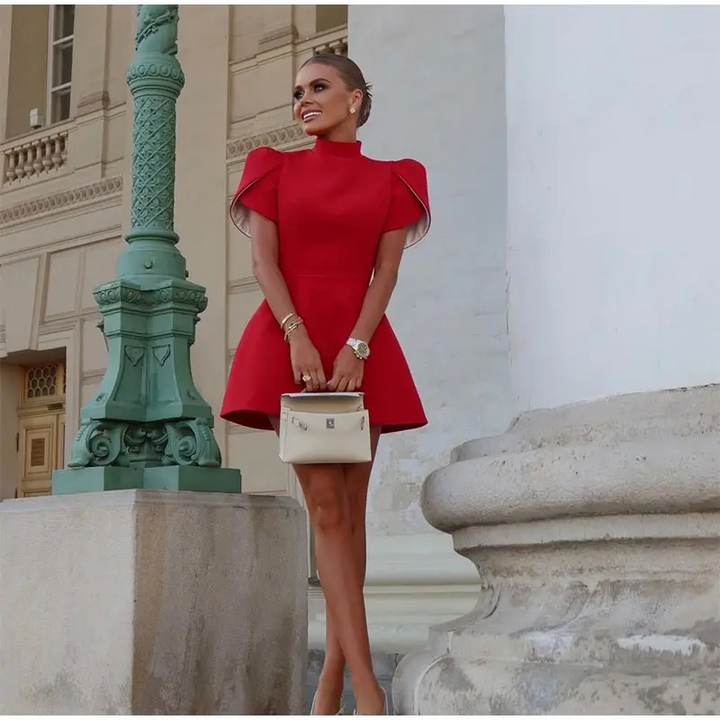 Brand & Belle | Luxuriöses Mini-Kleid mit skulptierten Ärmeln