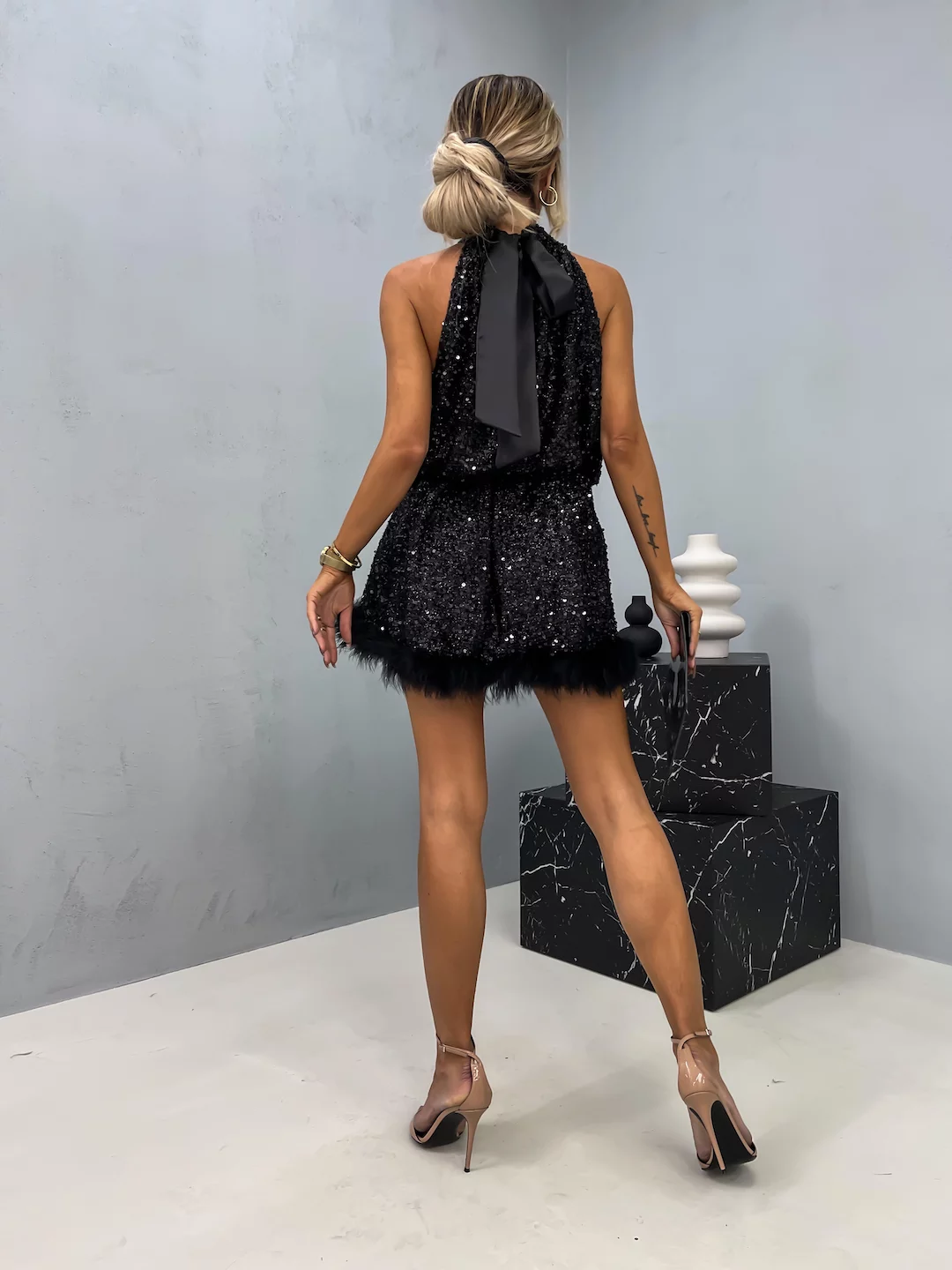 Brand & Belle | Pailletten-Halterkleid mit Federbesatz