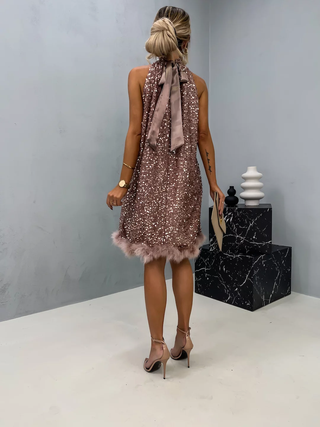 Brand & Belle | Pailletten-Halterkleid mit Federbesatz