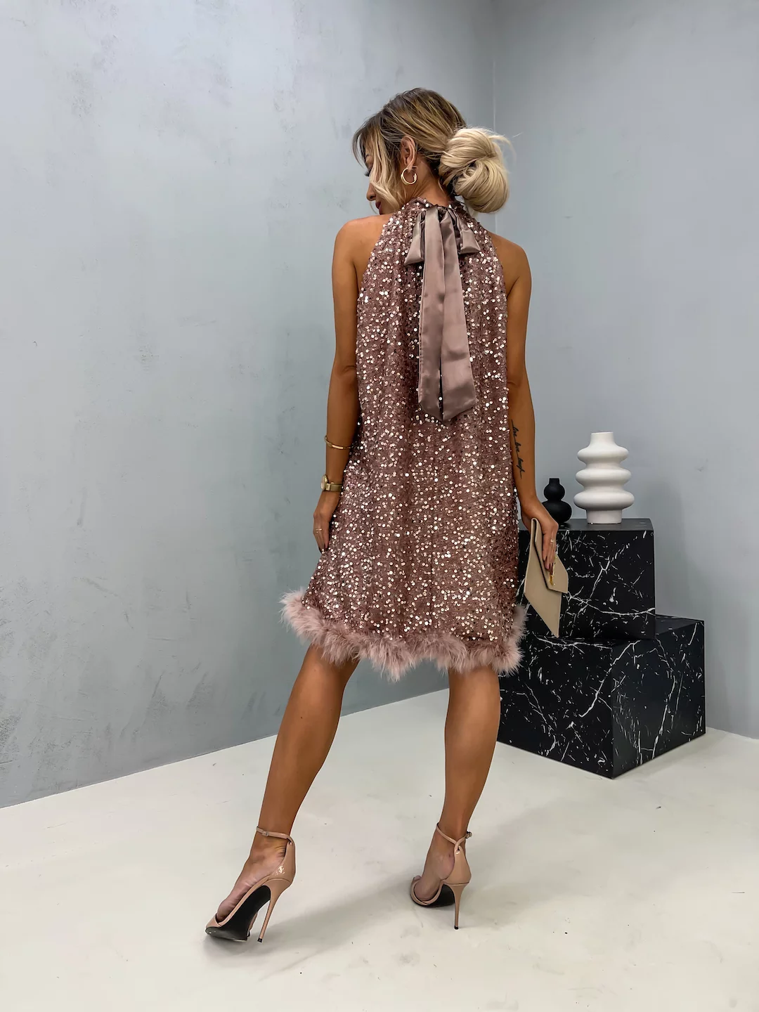Brand & Belle | Pailletten-Halterkleid mit Federbesatz