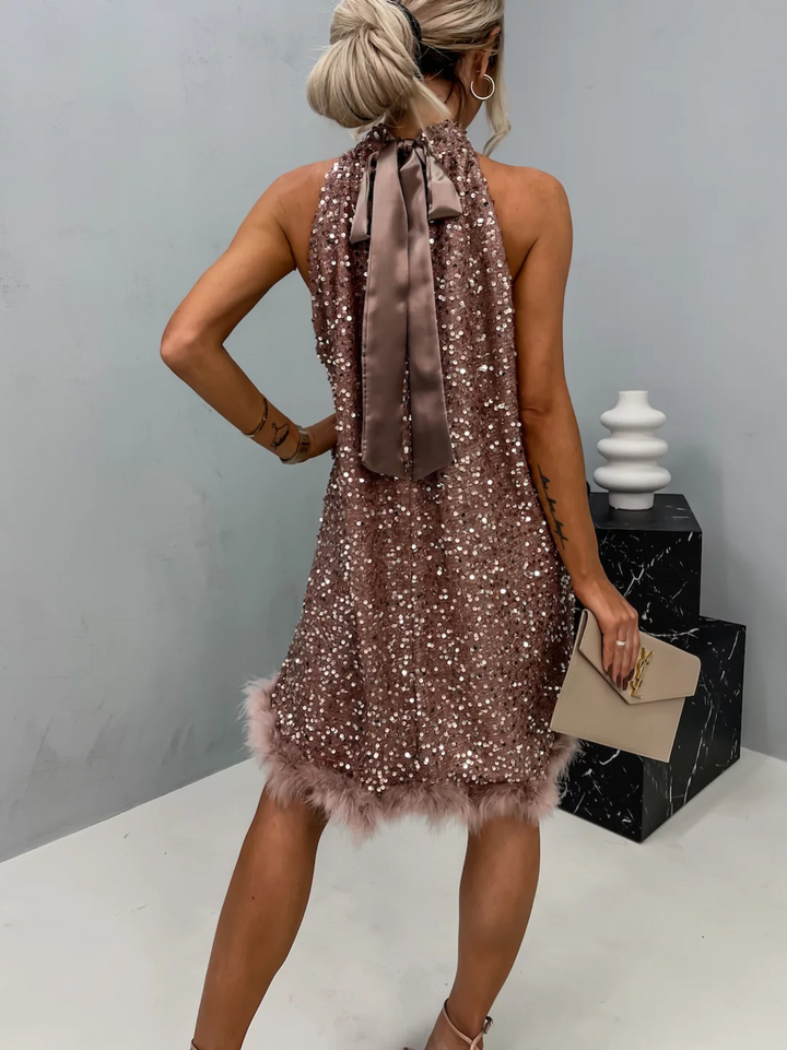 Brand & Belle | Pailletten-Halterkleid mit Federbesatz